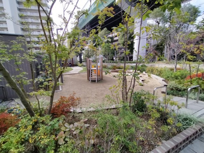 【その他共用部分】 | グランドパレス太子橋 | 植栽も美しく敷地内公園があります。