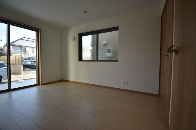 【その他】 | 杉並区高井戸西１丁目 新築戸建 | ２号棟 洋室　３部屋ある洋室にはそれぞれ２方向に開口部(窓)を設けており、明るさと風通しを確保致しました。