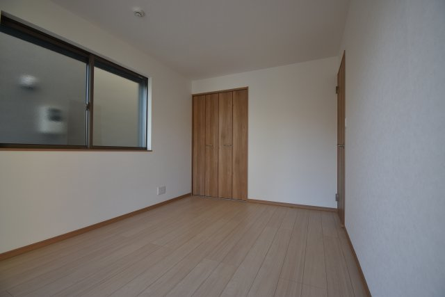 【洋室】 | 杉並区高井戸西１丁目 新築戸建 | ２号棟 洋室　３部屋ある洋室にはそれぞれ２方向に開口部(窓)を設けており、明るさと風通しを確保致しました。