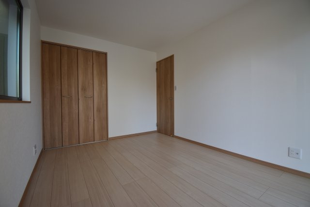 【洋室】 | 杉並区高井戸西１丁目 新築戸建 | ２号棟 洋室　３部屋ある洋室にはそれぞれ２方向に開口部(窓)を設けており、明るさと風通しを確保致しました。