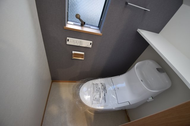 【トイレ】 | 杉並区高井戸西１丁目 新築戸建 | ２号棟 トイレ　暗くなりがちなトイレには窓を設け、明るさと換気を十分に確保。洗浄機能付き暖房便座仕様トイレ。