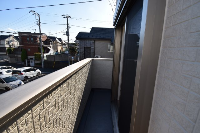 【バルコニー】 | 杉並区高井戸西１丁目 新築戸建 | ２号棟 バルコニー　南東側に向いたバルコニーは午前の柔らかい陽に光が射し込み、洗濯物も十分に乾きます。