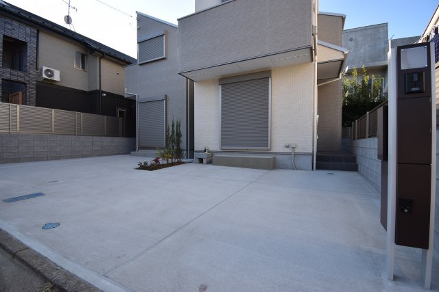 【駐車場】 | 杉並区高井戸西１丁目 新築戸建 | ２号棟 駐車場　大型車も楽々と駐車でき、家族全員の自転車も停められるスペースが確保されております。