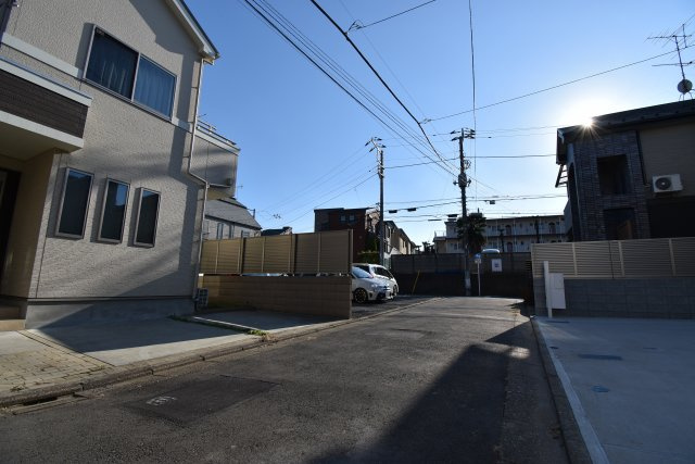 【前面道路含む現地写真】 | 杉並区高井戸西１丁目 新築戸建 | 前面道路　車通りがなく静かなk住宅街になります。