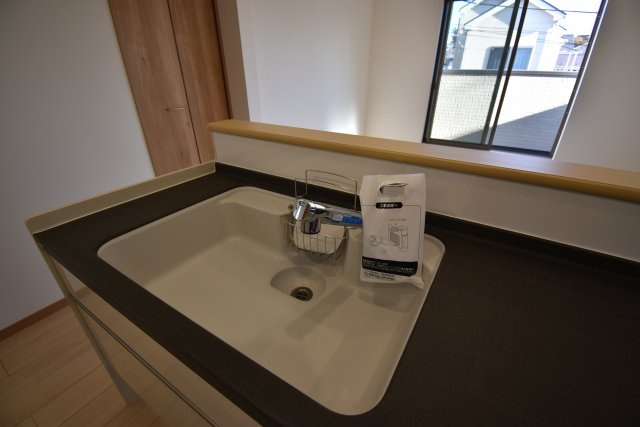 【キッチン】 | 杉並区高井戸西１丁目 新築戸建 | ２号棟 キッチン　ゆったり大きなキッチンシンクと浄水機能付き水栓。