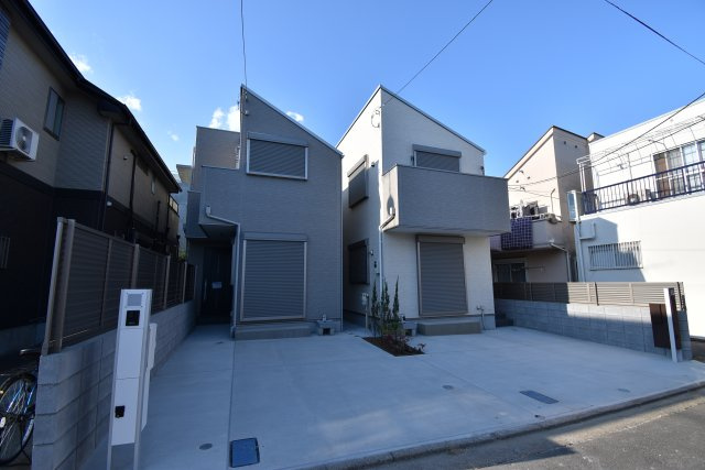 【外観】 | 杉並区高井戸西１丁目 新築戸建 | 全２棟 南東道路面で日当たり良好　１号棟(左)　２号棟(右)