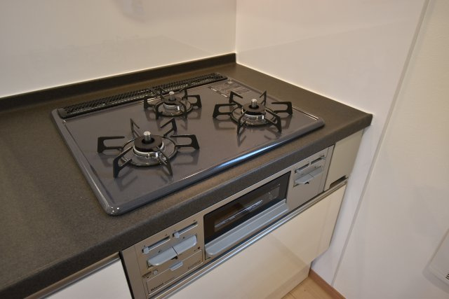 【キッチン】 | 杉並区高井戸西１丁目 新築戸建 | ２号棟　キッチン　同時に沢山のお料理が出来る３口ガスコンロ　