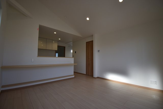 【居間・リビング】 | 杉並区高井戸西１丁目 新築戸建 | ２号棟 LDK　カウンターテーブルが設置された対面キッチン　リビングダイニングには床暖房が設置されております。