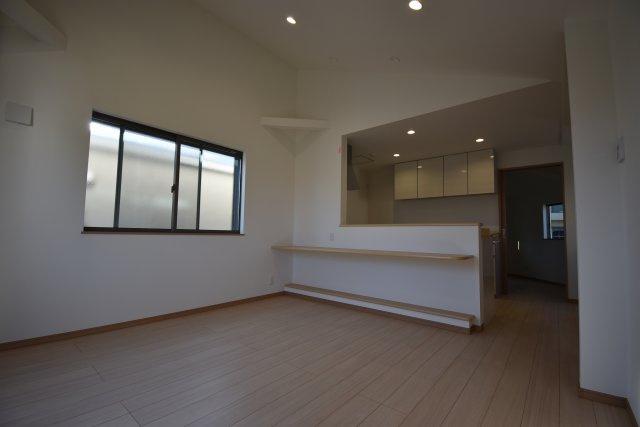 【居間・リビング】 | 杉並区高井戸西１丁目 新築戸建 | 
２号棟 LDK　カウンターテーブルが設置された対面キッチン　リビングダイニングには床暖房が設置されております。
