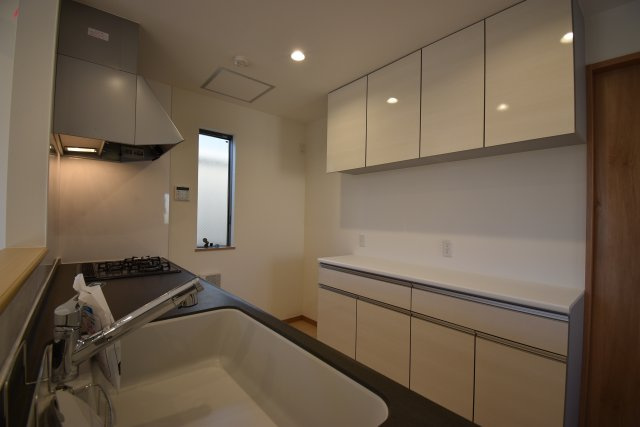 【キッチン】 | 杉並区高井戸西１丁目 新築戸建 | ２号棟 キッチン　お料理の効率もUPするゆったりとしたキッチンスペースにはカップボードが標準装備