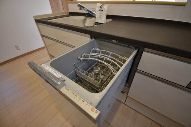 【キッチン】 | 杉並区高井戸西１丁目 新築戸建 | ２号棟 キッチン　スタートボタンを押すだけで洗浄から乾燥までお手伝い。食器洗浄乾燥機付き。
