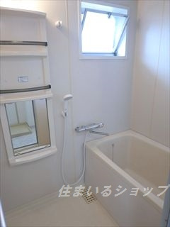 ロイヤルパレス中野　Ａの浴室|サーモ付きシャワー水栓・窓あり