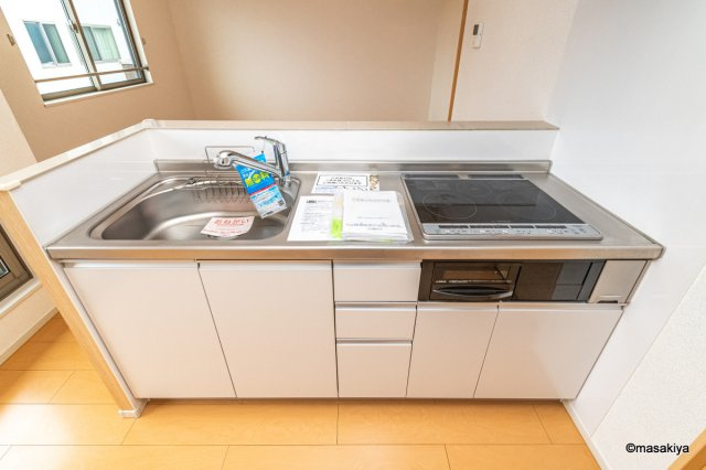 メゾンシュクレⅡのキッチン|カウンターキッチン　IHクッキングヒーター付