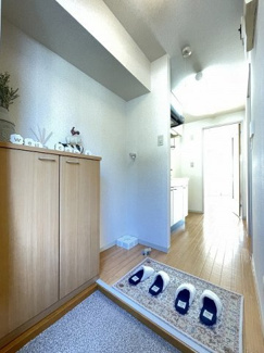【展望】 | 玄関から室内への景観です！キッチンの奥に洋室6.7帖のお部屋があります♪