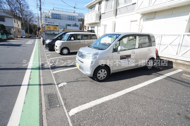 サニーホームズの駐車場