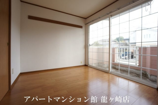 レジデンス河原井の洋室
