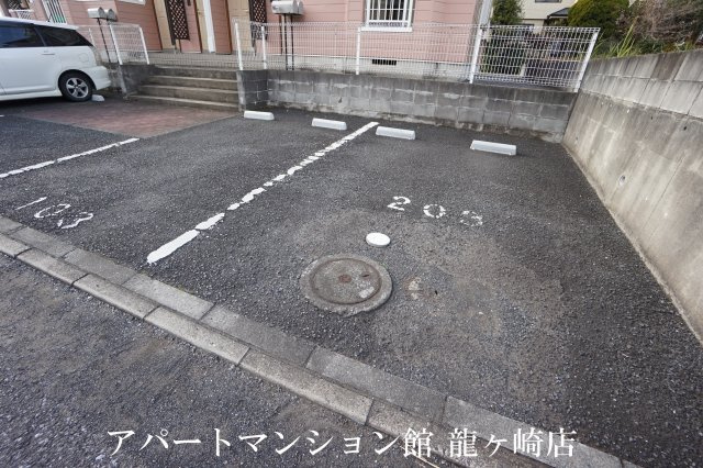 レジデンス河原井の駐車場