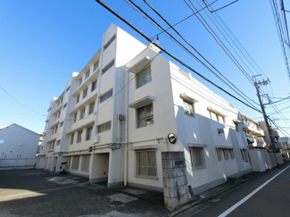 【外観】 | 総戸数４２戸、昭和４３年１２月築、管理人は日勤勤務につき管理体制良好です♪