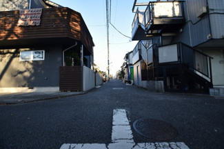 【前面道路含む現地写真】 | 自然多き立地で、周辺は子供の遊び声が絶えない微笑ましい住環境です。