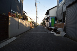 【前面道路含む現地写真】 | 北側4ｍ私道　車の往来はほとんど御座いませんので小さなお子様にも安心の立地です。