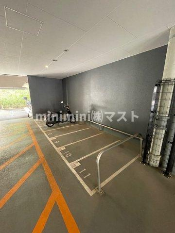 ルネフラッツ谷町四丁目の駐車場