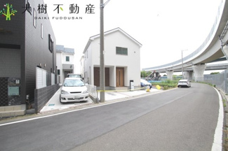 【前面道路含む現地写真】