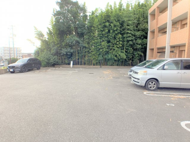 向山ヒルズの駐車場