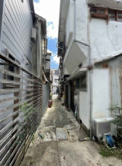 【前面道路含む現地写真】 | 尼崎市西難波町１丁目売地 | 対象の土地に行く手前の通路です！