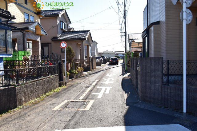 蓮田市南新宿　中古一戸建ての前面道路含む現地写真