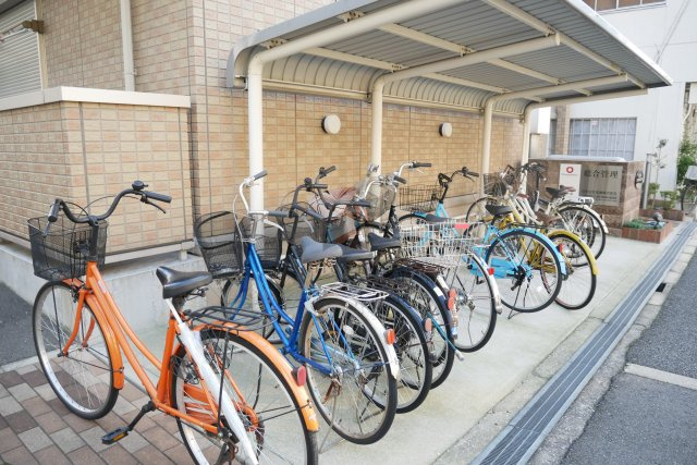 【その他共用部分】 | エクレール上小阪 | 屋根付きの駐輪場です！