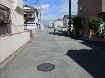 【前面道路含む現地写真】 | 加古郡播磨町北本荘2丁目オーナーチェンジ物件 | 敷地西側前面道路は広く、ゆったりしています。交通量は多くありません。
