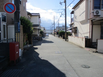 【前面道路含む現地写真】 | 加古郡播磨町北本荘2丁目オーナーチェンジ物件 | 南西角地に付き、日照時間が長く、快適な生活ができます。