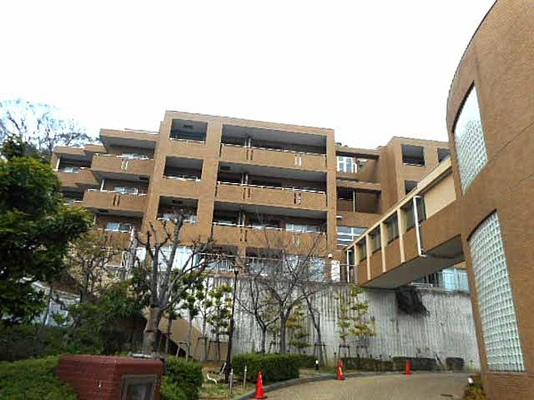 ヴェルーサ岡本山手の外観