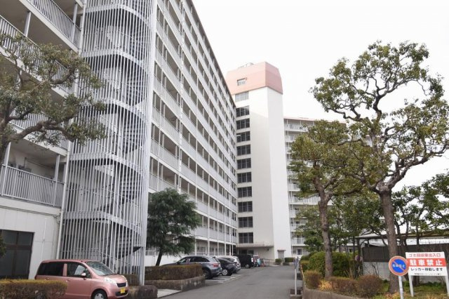 ローレルハイツ春日の駐車場