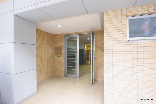 リバースクウェア103　仲介手数料無料のエントランス