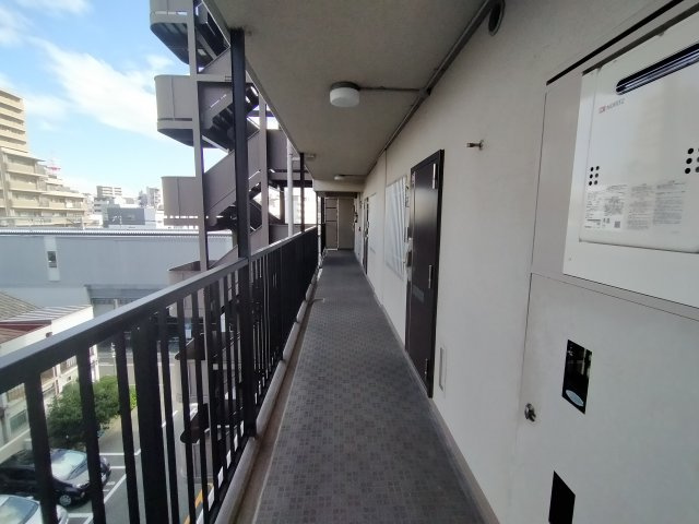ネオコーポ野江のその他共用部分|玄関前通路です。