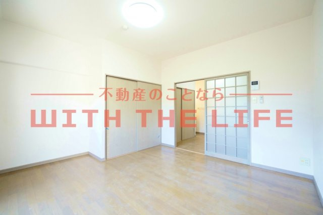 フォレスト小森野【10,000円キャッシュバック対象物件】の洋室|明るい洋室です