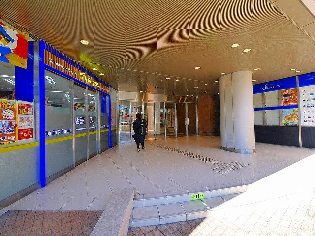 サンワシティ西大寺のエントランス