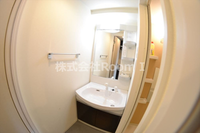 【独立洗面台】 | プレミアムコート谷町４丁目 | 独立洗面台、小物を置くことができて便利です