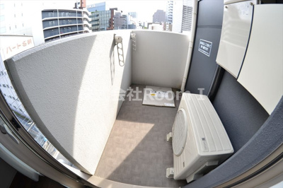 【バルコニー】 | プレミアムコート谷町４丁目 | 外からの目が気にならないバルコニーで洗濯物が干せます