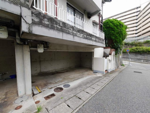 鈴蘭台東町8丁目戸建の駐車場|駐車場があるので、車を買う予定の方も安心です