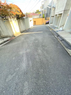 【前面道路含む現地写真】 | 前面公道に面しています。幅員は約５．３メートルありますので駐車もしやすいのも魅力です。