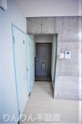 【玄関】 | メゾンオレンジ3A.B | 収納もある玄関です