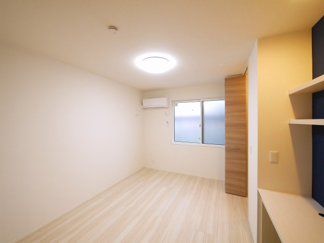 クレアール西九条の寝室|落ち着いた色調の寝室です