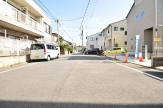 【前面道路含む現地写真】 | 北側8.98ｍ公道　車の往来は少なく小さなお子様にも安心の立地です。