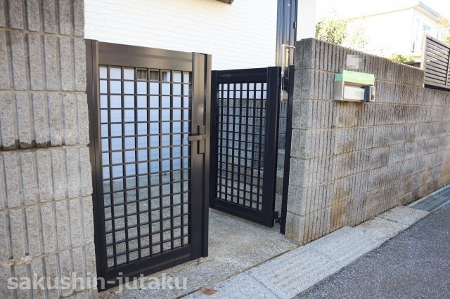 勝田台４丁目　中古戸建の外観|玄関前に立派な門扉