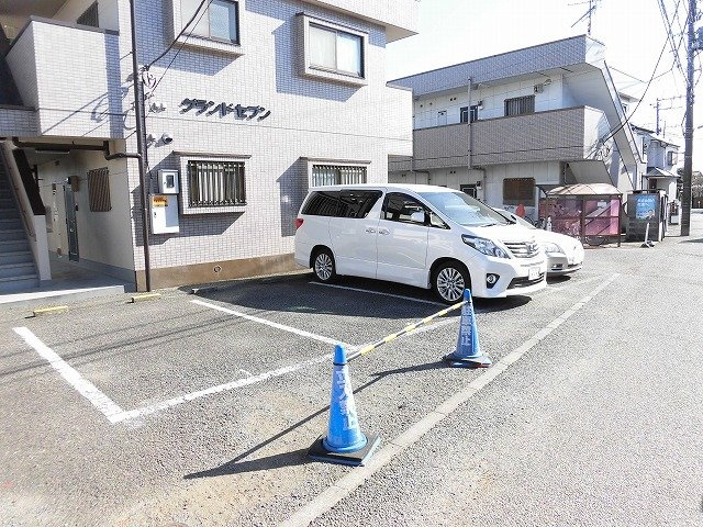 グランドセブンの駐車場