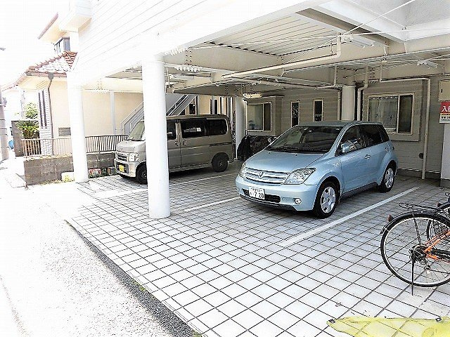 ホワイトレジデンスの駐車場