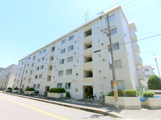 【外観】 | 昭和５２年１０月建築　総戸数１１５戸　鉄筋コンクリート造５階建の１階部分
ＪＲ大阪環状線「大正」駅バス１１分　バス停「小林」まで徒歩５分
