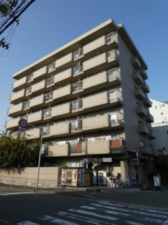 【外観】 | 建築年月：昭和５６年６月新築　構造：鉄筋コンクリート造７階建の７階部分　最上階　角部屋でございます！